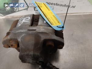 Usagé Etrier de frein avant droit Renault Twingo II (CN) 1.2 16V Prix € 30,00 Règlement à la marge proposé par Autodemontagebedrijf R. Poeste B.V.
