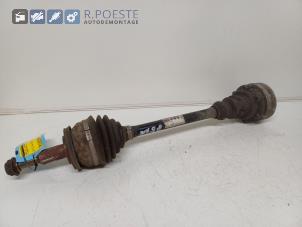 Usagé Arbre de transmission avant gauche Volkswagen Transporter T5 1.9 TDi Prix € 40,00 Règlement à la marge proposé par Autodemontagebedrijf R. Poeste B.V.