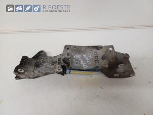 Usagé Support dynamo bas Volkswagen Transporter T5 1.9 TDi Prix € 30,00 Règlement à la marge proposé par Autodemontagebedrijf R. Poeste B.V.