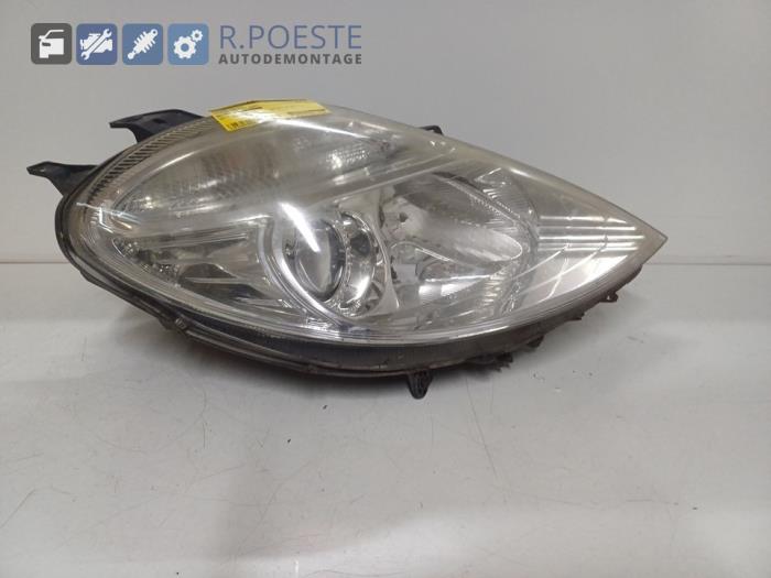 Używane Reflektor prawy Citroen C8 (EA/EB) 2.0 16V Cena € 30,00 Procedura marży oferowane przez Autodemontagebedrijf R. Poeste B.V.