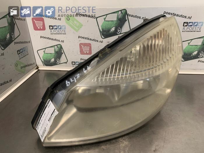 Używane Reflektor lewy Renault Scénic II (JM) 1.6 16V Cena € 35,00 Procedura marży oferowane przez Autodemontagebedrijf R. Poeste B.V.