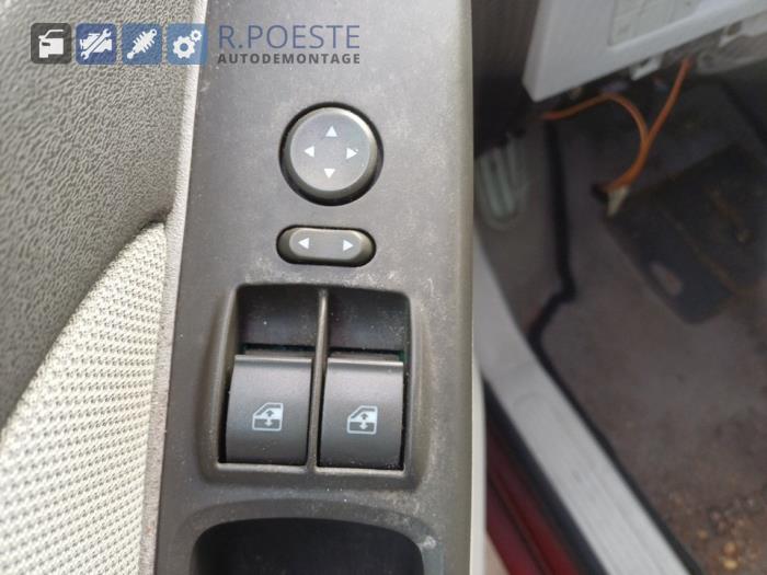 Usados Interruptor de ventanilla eléctrica Fiat Idea (350AX) 1.4 16V Precio € 20,00 Norma de margen ofrecido por Autodemontagebedrijf R. Poeste B.V.