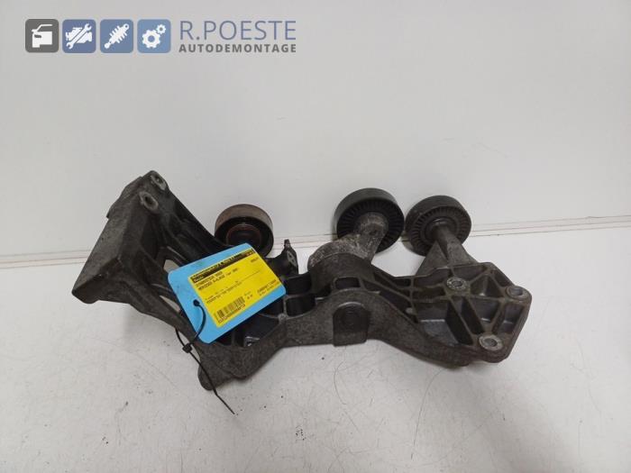 Usagé Support dynamo bas Mercedes A (W169) 1.5 A-150 5-Drs. Prix € 30,00 Règlement à la marge proposé par Autodemontagebedrijf R. Poeste B.V.