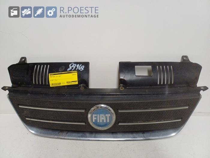Używane Grill Fiat Idea (350AX) 1.4 16V Cena € 20,00 Procedura marży oferowane przez Autodemontagebedrijf R. Poeste B.V.
