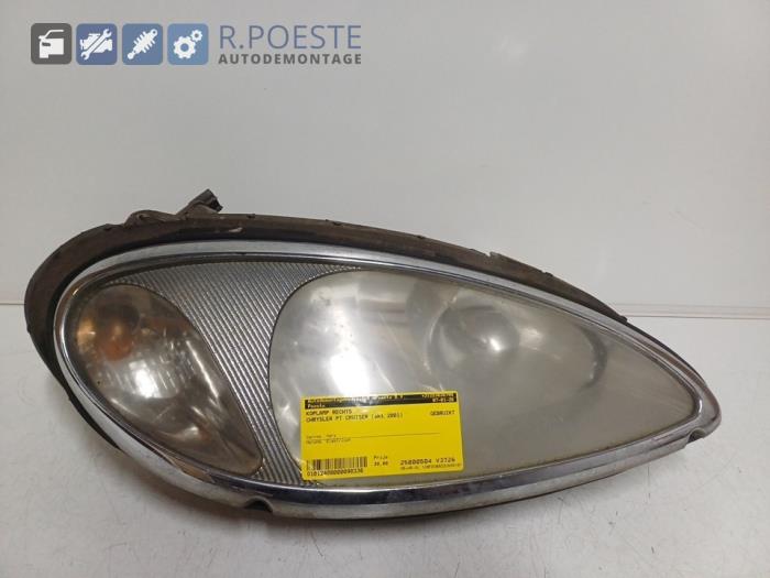 Używane Reflektor prawy Chrysler PT Cruiser 2.0 16V Cena € 20,00 Procedura marży oferowane przez Autodemontagebedrijf R. Poeste B.V.