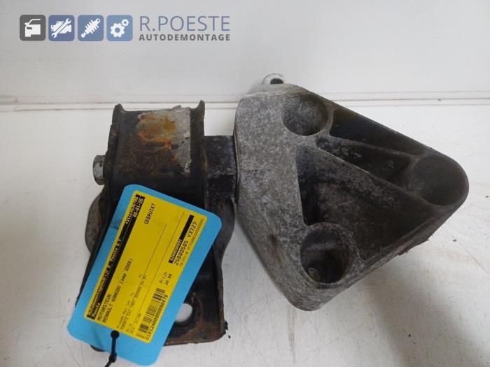 Used Engine mount Renault Kangoo Express (FW) 1.5 dCi 85 Price € 30,00 Margin scheme offered by Autodemontagebedrijf R. Poeste B.V.