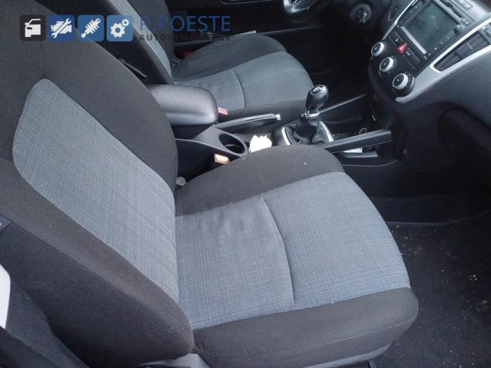 Używane Fotel prawy Kia Cee'd Sporty Wagon (EDF) 1.4 16V Cena € 60,00 Procedura marży oferowane przez Autodemontagebedrijf R. Poeste B.V.