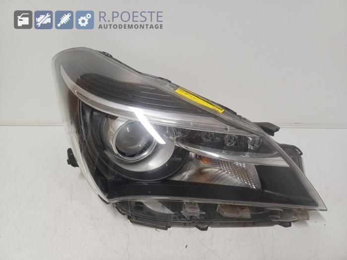 Używane Reflektor prawy Toyota Yaris III (P13) 1.5 16V Hybrid Cena € 145,00 Procedura marży oferowane przez Autodemontagebedrijf R. Poeste B.V.