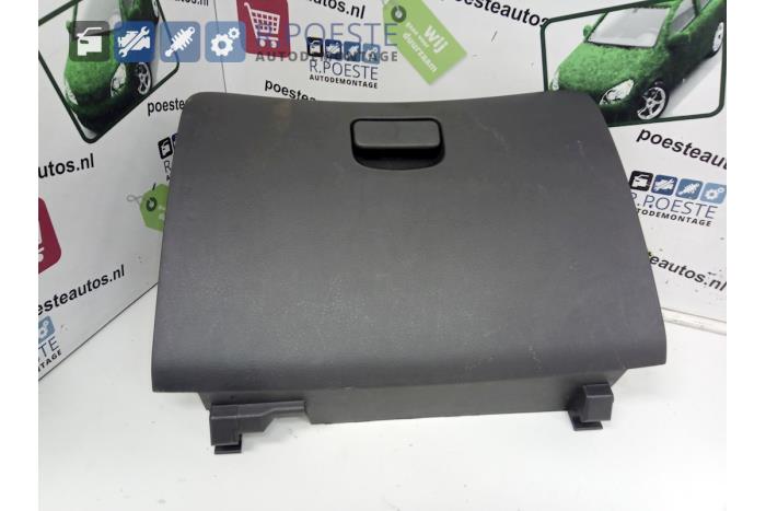 Gebrauchte Handschuhfach Daihatsu Cuore (L251/271/276) 1.0 12V DVVT Preis € 20,00 Margenregelung angeboten von Autodemontagebedrijf R. Poeste B.V.