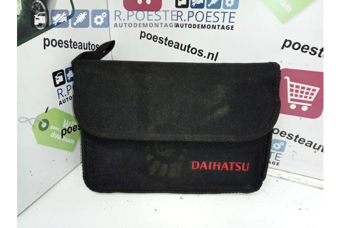 Używane Instrukcja Daihatsu Cuore (L251/271/276) 1.0 12V DVVT Cena € 20,00 Procedura marży oferowane przez Autodemontagebedrijf R. Poeste B.V.