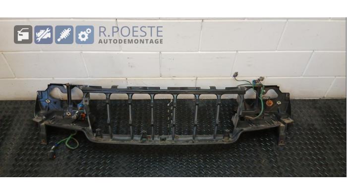 Begagnade Front Jeep Grand Cherokee (WG/WJ) Pris € 75,00 Marginaltabell erbjuds av Autodemontagebedrijf R. Poeste B.V.