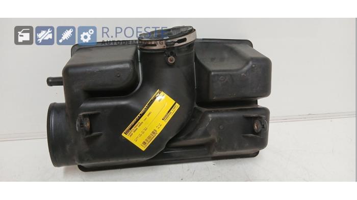 Begagnade Luftfilterhus Jeep Grand Cherokee (WG/WJ) Pris € 50,00 Marginaltabell erbjuds av Autodemontagebedrijf R. Poeste B.V.