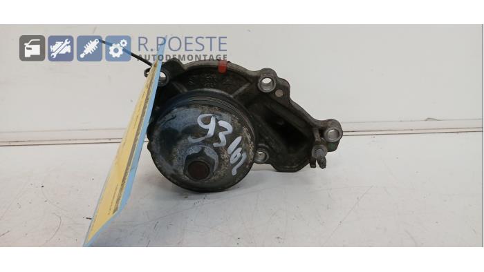 Usagé Pompe à eau Peugeot 208 I (CA/CC/CK/CL) 1.0 Vti 12V PureTech Prix € 20,00 Règlement à la marge proposé par Autodemontagebedrijf R. Poeste B.V.