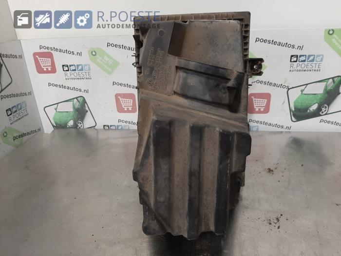 Begagnade Luftfilterhus Volkswagen Multivan T5 (7E/7HC/7HF/7HM) 2.5 Tdi Pris € 30,00 Marginaltabell erbjuds av Autodemontagebedrijf R. Poeste B.V.