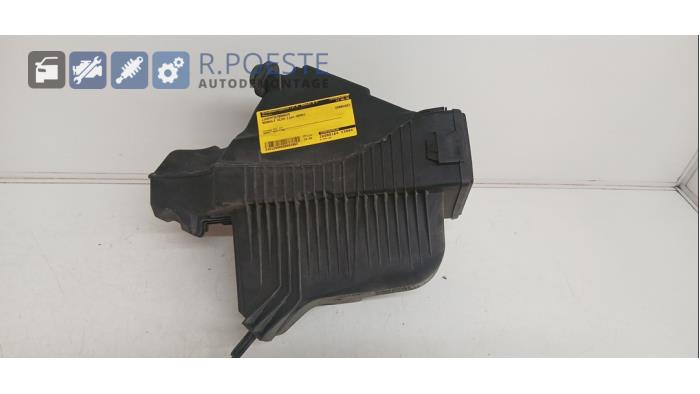 Begagnade Luftfilterhus Renault Clio III (BR/CR) 1.2 16V TCe 100 Pris € 20,00 Marginaltabell erbjuds av Autodemontagebedrijf R. Poeste B.V.