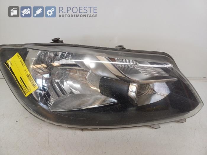 Używane Reflektor prawy Volkswagen Caddy III (2KA,2KH,2CA,2CH) 2.0 TDI 16V Cena € 70,00 Procedura marży oferowane przez Autodemontagebedrijf R. Poeste B.V.