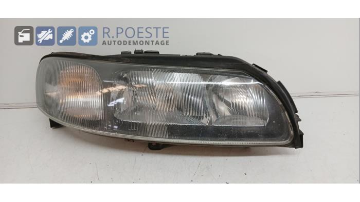 Używane Reflektor prawy Volvo V70 (SW) 2.4 20V 170 Cena € 30,00 Procedura marży oferowane przez Autodemontagebedrijf R. Poeste B.V.