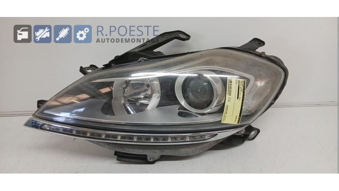 Używane Reflektor lewy Lancia Delta (844) 1.4 MultiAir 16V Cena € 75,00 Procedura marży oferowane przez Autodemontagebedrijf R. Poeste B.V.