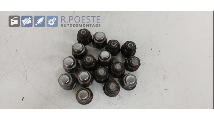 Używane Nakretka sruby kola Kia Rio III (UB) 1.2 CVVT 16V Cena € 20,00 Procedura marży oferowane przez Autodemontagebedrijf R. Poeste B.V.