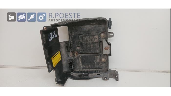 Begagnade Batterilåda Renault Megane II CC (EM) 1.6 16V Pris € 20,00 Marginaltabell erbjuds av Autodemontagebedrijf R. Poeste B.V.