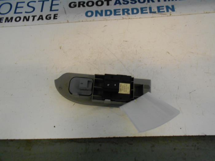 Usados Interruptor combinado de ventanillas Audi A2 (8Z0) 1.4 16V Precio € 30,00 Norma de margen ofrecido por Autodemontagebedrijf R. Poeste B.V.