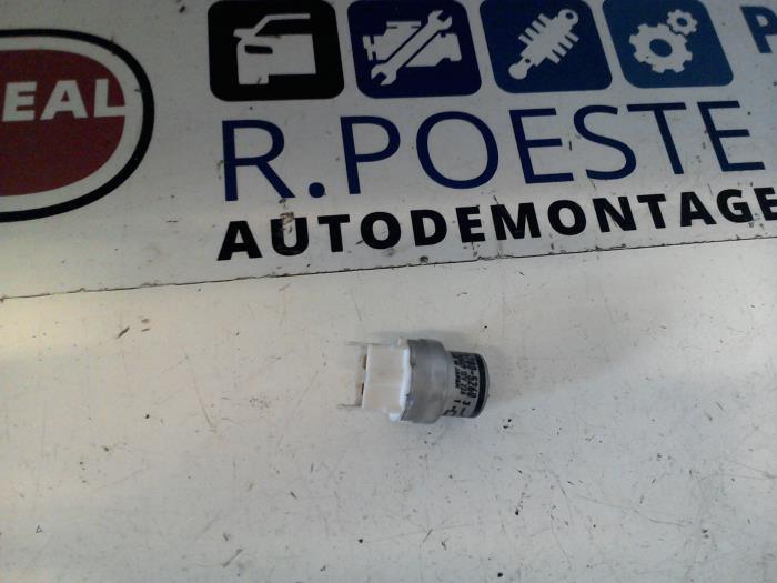 Begagnade Relä Suzuki Alto (RF410) 1.1 16V Pris € 10,00 Marginaltabell erbjuds av Autodemontagebedrijf R. Poeste B.V.