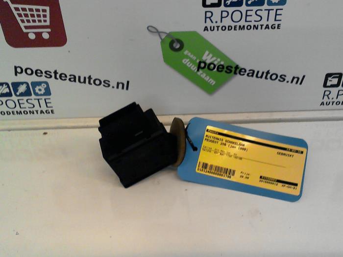 Używane Sterownik Start/Stop Peugeot 206 (2A/C/H/J/S) 1.1 XN,XR Cena € 100,00 Procedura marży oferowane przez Autodemontagebedrijf R. Poeste B.V.