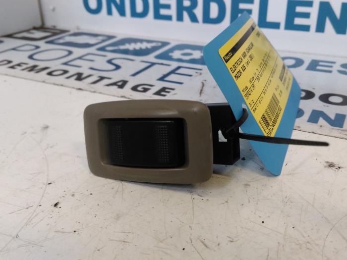 Usados Interruptor de ventanilla eléctrica Mazda 626 (GW19) 2.0i 16V HiPower Precio € 10,00 Norma de margen ofrecido por Autodemontagebedrijf R. Poeste B.V.