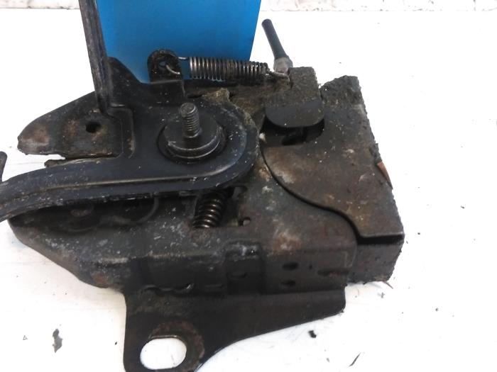 Bonnet lock mechanism from a Mazda 626 (GW19) 2.0i 16V HiPower 2001