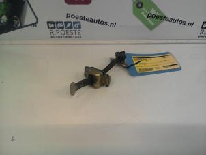 Usados Receptor de puerta de 2 puertas izquierda Volkswagen Polo III (6N2) 1.4 16V 75 Precio € 20,00 Norma de margen ofrecido por Autodemontagebedrijf R. Poeste B.V.