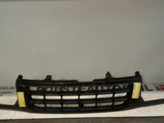 Używane Grill Opel Frontera (6B) 3.2 V6 24V Cena € 75,00 Procedura marży oferowane przez Autodemontagebedrijf R. Poeste B.V.