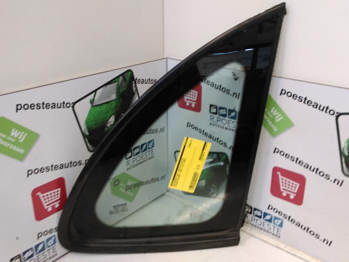 Usados Ventanilla triangular derecha detrás Nissan Almera Tino (V10M) 1.8 16V Precio € 50,00 Norma de margen ofrecido por Autodemontagebedrijf R. Poeste B.V.