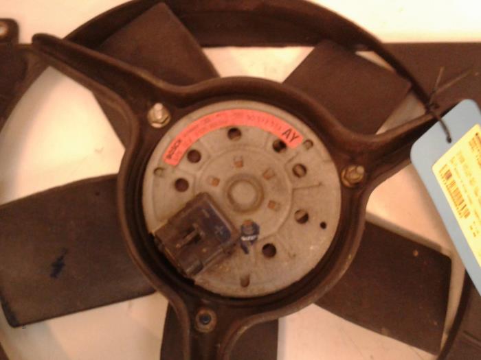 Radiator fan from a Opel Tigra (75) 1.4i 16V 1999