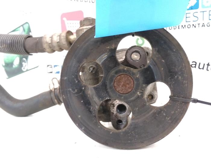 Usagé Pompe de direction Suzuki Swift (SF310/413) 1.0i 5-Drs. Prix € 30,00 Règlement à la marge proposé par Autodemontagebedrijf R. Poeste B.V.