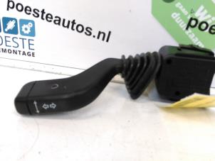 Usados Interruptor de indicador de dirección Opel Astra G (F08/48) 1.6 16V Precio € 15,00 Norma de margen ofrecido por Autodemontagebedrijf R. Poeste B.V.