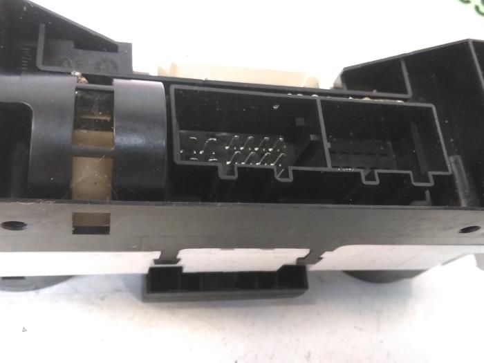 Heater control panel from a Volkswagen Polo IV (9N1/2/3) 1.4 16V 75 2005