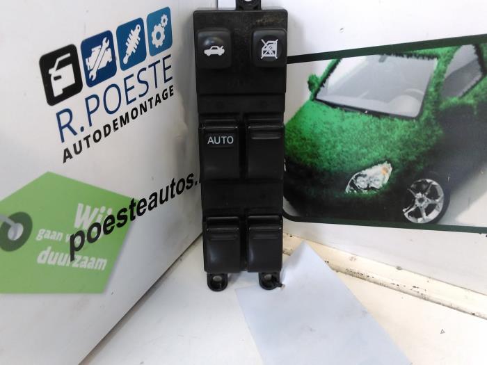 Usados Interruptor de ventanilla eléctrica Nissan Primera (P12) 2.2 dCi 16V Precio € 50,00 Norma de margen ofrecido por Autodemontagebedrijf R. Poeste B.V.