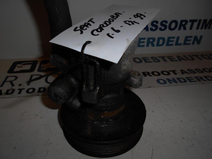 Usagé Pompe de direction Seat Cordoba (6C2/6K2) 1.6i Prix € 20,00 Règlement à la marge proposé par Autodemontagebedrijf R. Poeste B.V.