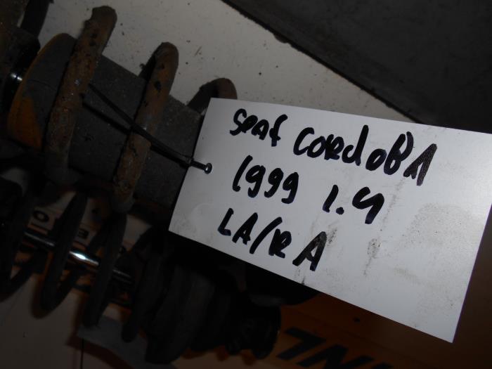 Barre amortisseur arrière gauche d'un Seat Cordoba (6C2/6K2) 1.6i 1999