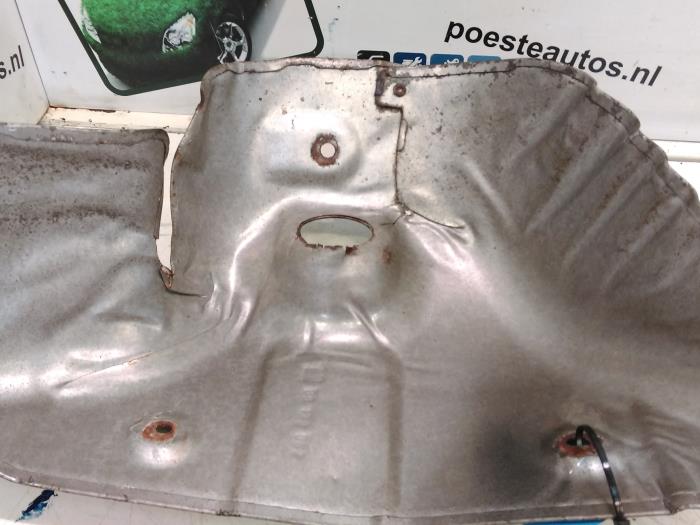 Pantalla térmica escape de un Opel Corsa C (F08/68) 1.2 16V 2001