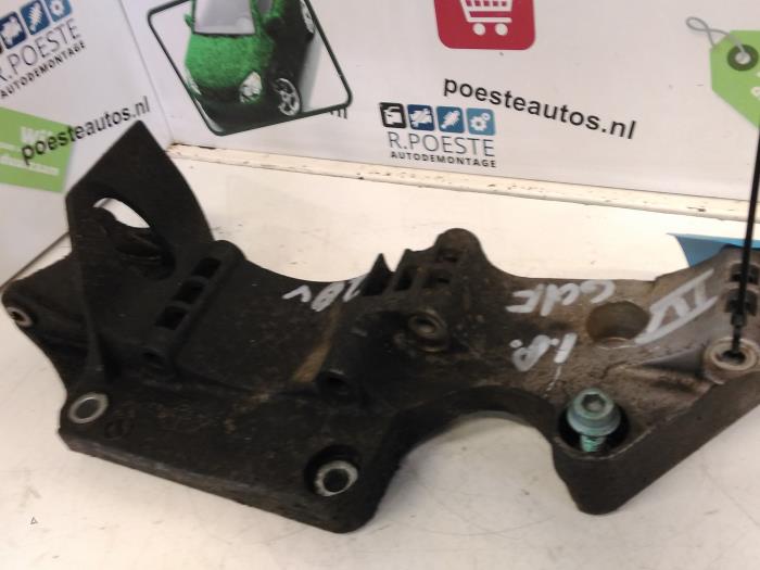Usagé Support dynamo bas Volkswagen Golf IV (1J1) 1.8 20V Prix € 40,00 Règlement à la marge proposé par Autodemontagebedrijf R. Poeste B.V.