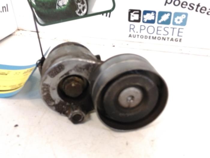 Usados Rodillo tensor correa múltiple Renault Grand Scénic II (JM) 2.0 16V Precio € 20,00 Norma de margen ofrecido por Autodemontagebedrijf R. Poeste B.V.