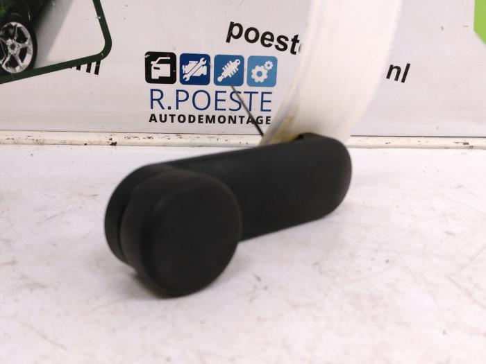 Używane Klamka okienna Opel Corsa B (73/78/79) 1.0i 12V Cena € 5,00 Procedura marży oferowane przez Autodemontagebedrijf R. Poeste B.V.