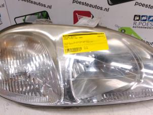 Używane Reflektor prawy Honda Civic Coupé (EJ6/7/8) 1.6i 16V VTEC Cena € 10,00 Procedura marży oferowane przez Autodemontagebedrijf R. Poeste B.V.