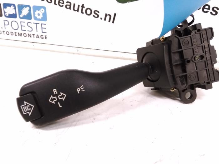 Używane Przelacznik kierunkowskazu BMW 3 serie Compact (E46/5) 316ti 16V Cena € 40,00 Procedura marży oferowane przez Autodemontagebedrijf R. Poeste B.V.