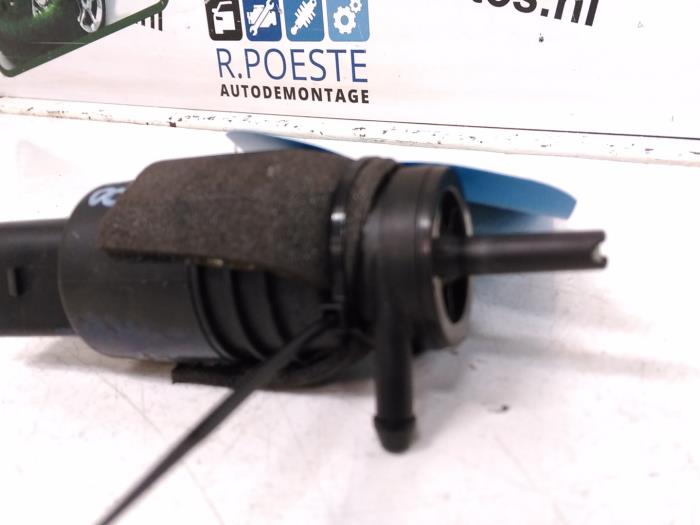 Windscreen washer pump from a BMW 3 serie Compact (E46/5) 316ti 16V 2002