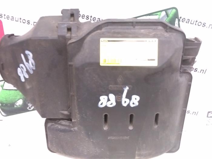 Gebrauchte Luftfiltergehäuse Renault Clio II (BB/CB) 1.6 16V Preis € 20,00 Margenregelung angeboten von Autodemontagebedrijf R. Poeste B.V.
