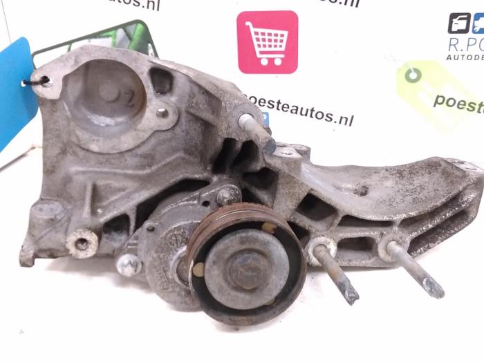 Usagé Support dynamo bas Opel Vectra B Caravan (31) 2.0 16V Prix € 40,00 Règlement à la marge proposé par Autodemontagebedrijf R. Poeste B.V.
