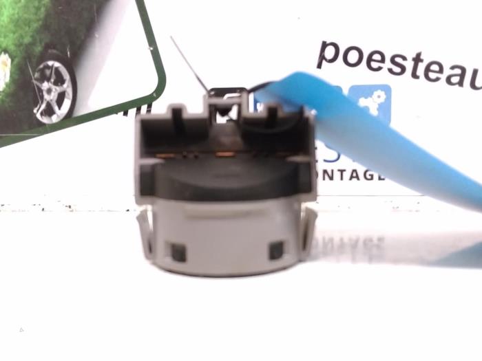 Ignition switch contact