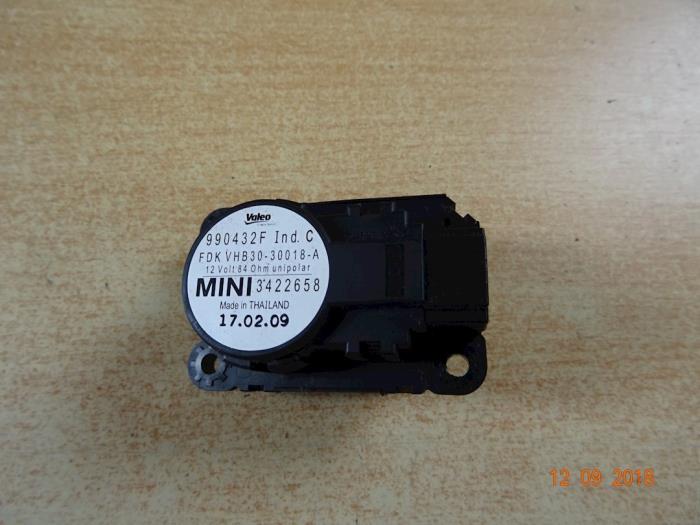 Heater valve motor from a MINI Mini Open (R57) 1.6 16V Cooper 2009